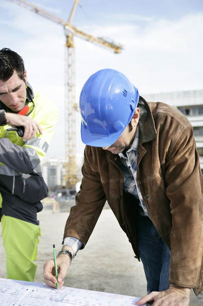 Foreman ve iş arkadaşı inşaatta çalışan - Fotoğraf, Görsel