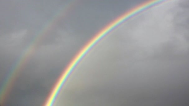 Dubbele regenboog in de cloud - Video