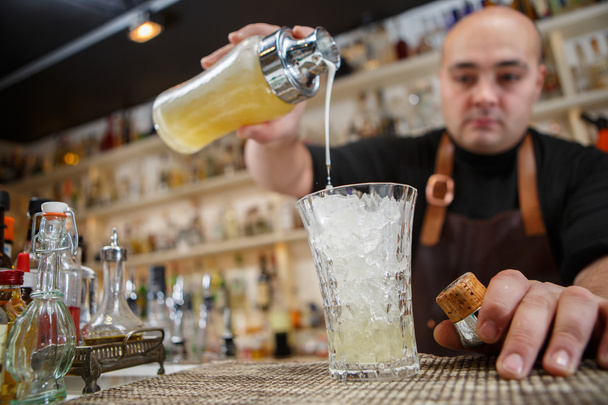 Barman leje koktajl do szkła w barze - Zdjęcie, obraz