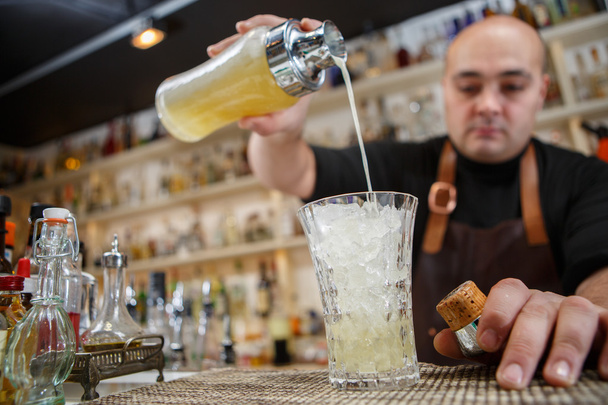 Barman, nalil do sklenice na baru koktejl - Fotografie, Obrázek
