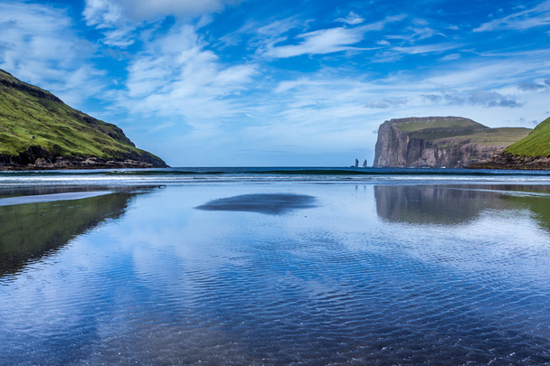 Baía de Tjornuvik nas Ilhas Faroé
 - Foto, Imagem