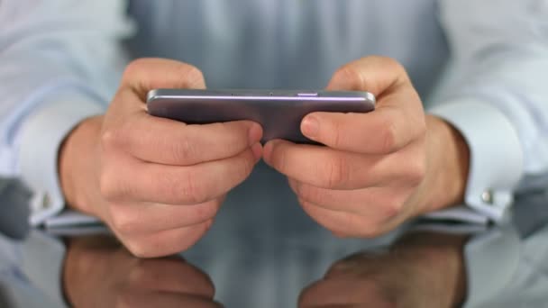 Male hands playing game on smart phone, fingers touching screen - Metraje, vídeo
