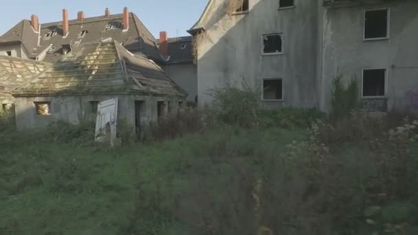 Vue aérienne d'un quartier abandonné dans la ville minière de Gladbeck, en Allemagne, vol à basse altitude, prise de vue rapprochée de droite à gauche devant une rangée minable de maisons et de taillis
. - Séquence, vidéo