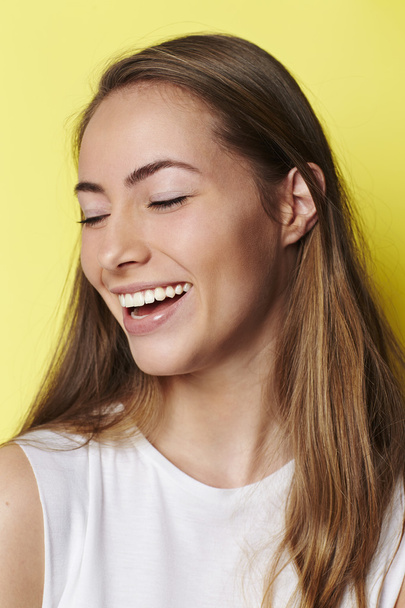 jonge vrouw lachen - Foto, afbeelding
