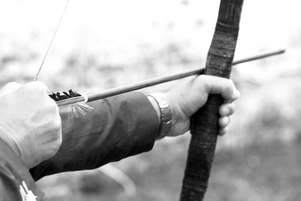 Bogenschütze hält seinen Bogen, Schwarz-Weiß-Foto - Foto, Bild