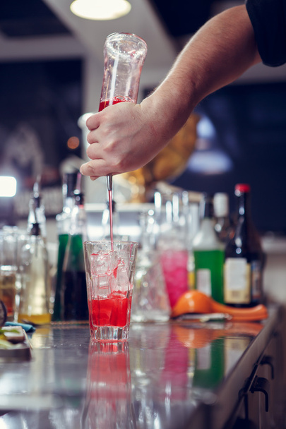 Cóctel cocteles camarero detrás de un mostrador de bar
 - Foto, imagen