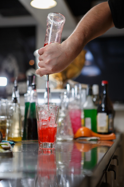 Cóctel cocteles camarero detrás de un mostrador de bar
 - Foto, Imagen