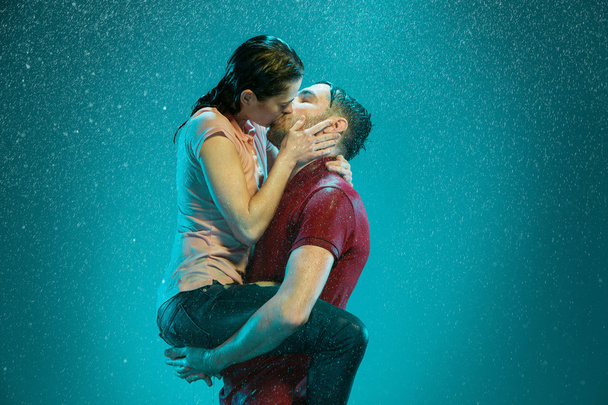 The loving couple in the rain - Zdjęcie, obraz