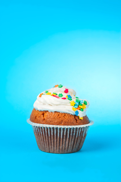 Cupcake sur fond bleu - Photo, image