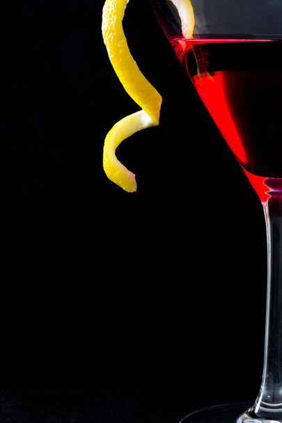 Cocktail cosmopolita su sfondo nero
 - Foto, immagini
