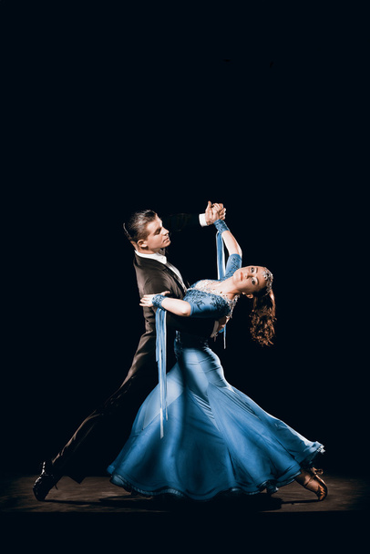 Dramática pareja de danza argentina compitiendo en campeonatos de tango
 - Foto, Imagen