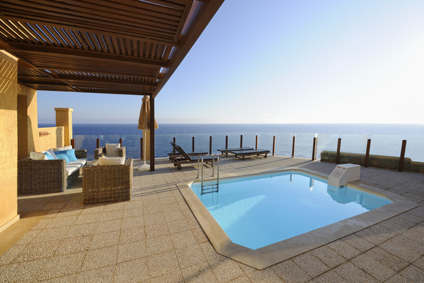 Terraço com piscina em frente ao mar
 - Foto, Imagem