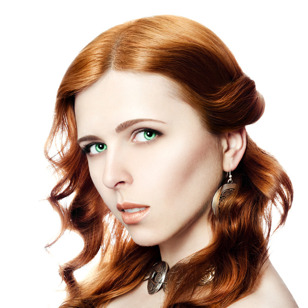 Egy vörös hajú ékszerek egy etnikai dísz zöldszemű lány portréja - Fotó, kép