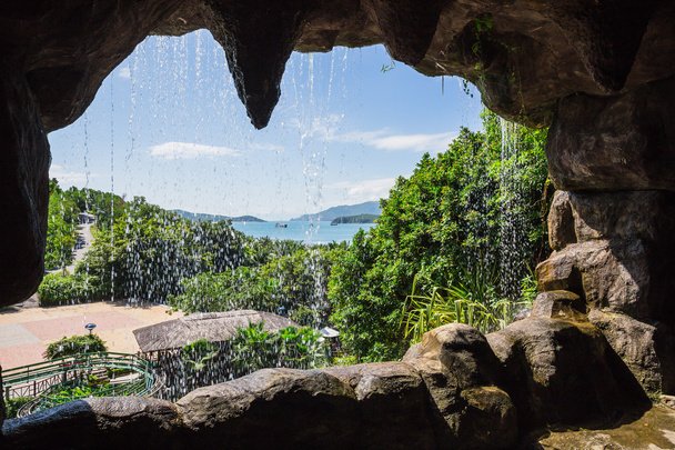 luola vesiputous saarella
  - Valokuva, kuva