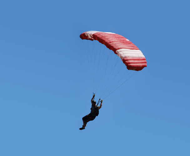 parachuter mavi gök. - Fotoğraf, Görsel
