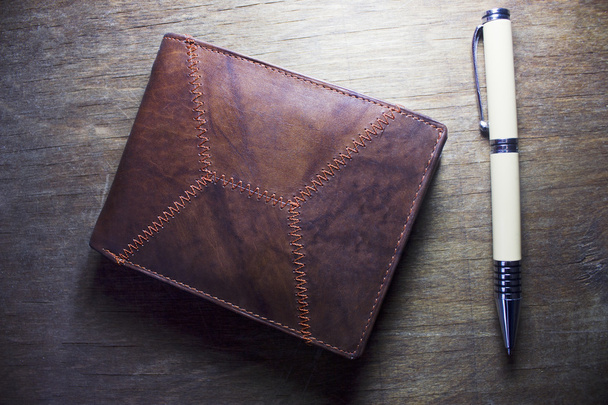 Кредитные карты в коричневом бумажнике и ручке
  - Фото, изображение
