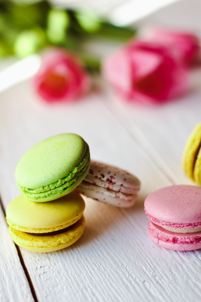 A beautiful pink tulips with colorful macaroons - Foto, afbeelding
