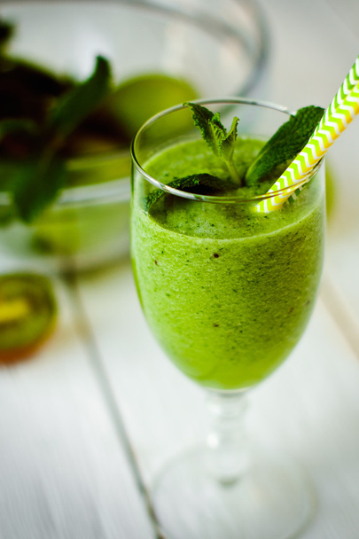 gezonde groene smoothie - Foto, afbeelding