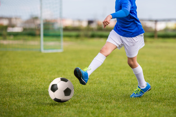 子供のサッカー サッカー練習トレーニングと一致します。スポーツ教育 - 写真・画像