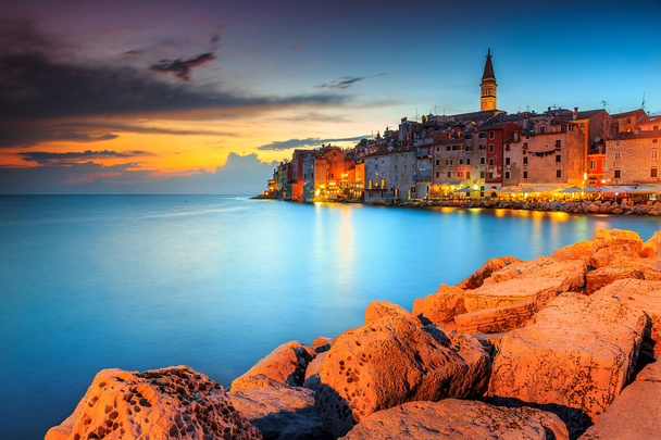 Upea auringonlasku värikkäällä taivaalla, Rovinj, Istrian alue, Kroatia, Eurooppa
 - Valokuva, kuva