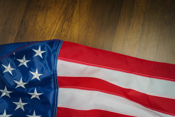 Bandera americana sobre mesa de madera
 - Foto, Imagen