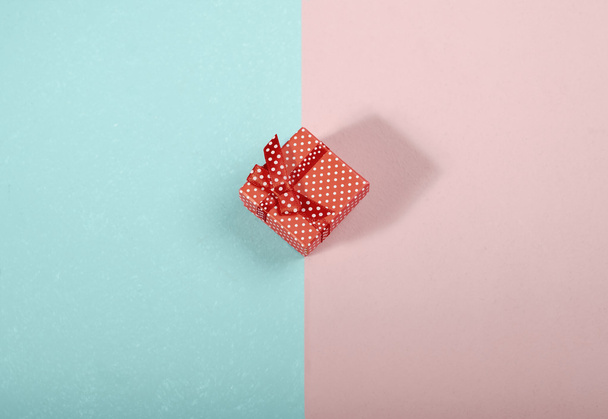 Renk arkaplan üzerinde hediye kutusu - Fotoğraf, Görsel