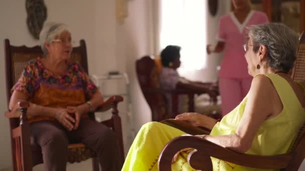 Pielęgniarki hospicjum porcję tabletek medycyny wody do starej kobiety - Materiał filmowy, wideo