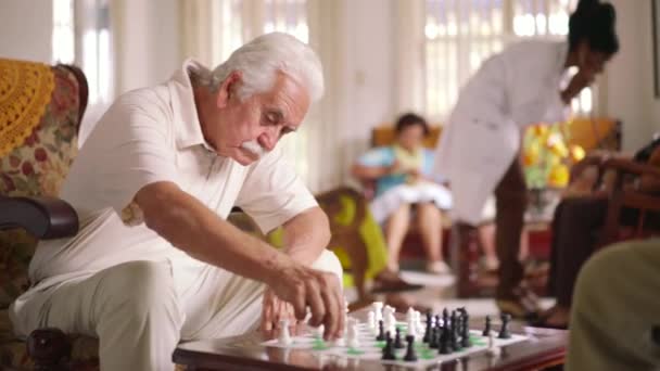 Hospizarzt misst Blutdruck bei Seniorin - Filmmaterial, Video