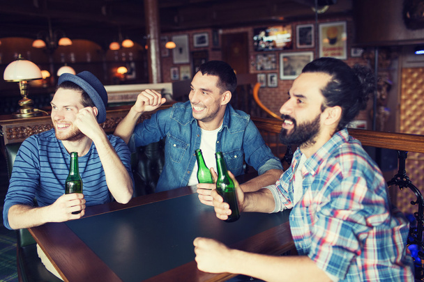 happy male friends drinking beer at bar or pub - Foto, afbeelding