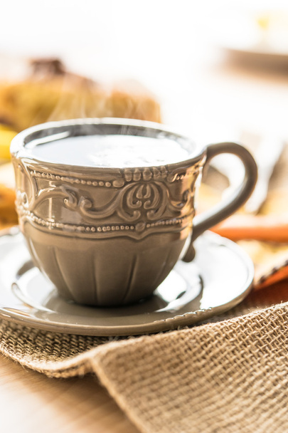 Чай / кофе на фоне кафе и торт
 - Фото, изображение