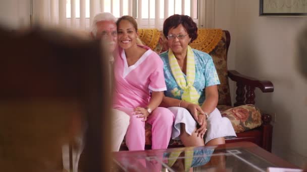 Zdravotní sestra a šťastný staří lidé v útulku - Záběry, video