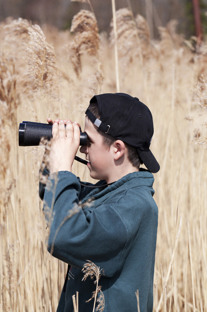 chlapec pozoroval ptáky na jezeře - Fotografie, Obrázek