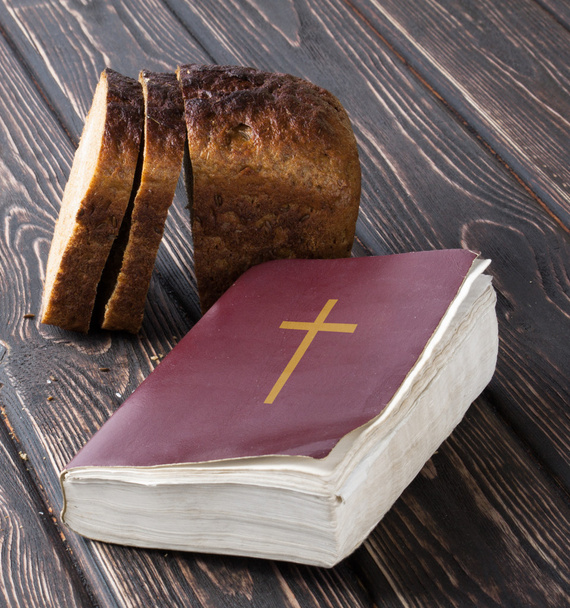 Biblia y pan
 - Foto, Imagen