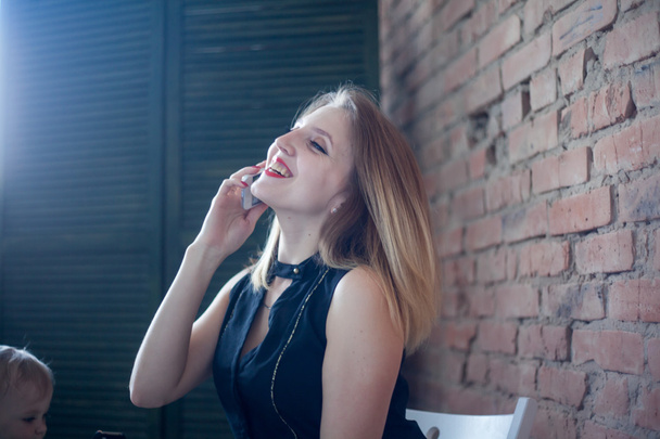 Mujer sonriente hablando por teléfono. Hermoso retrato de cara de chica con noche
 - Foto, imagen