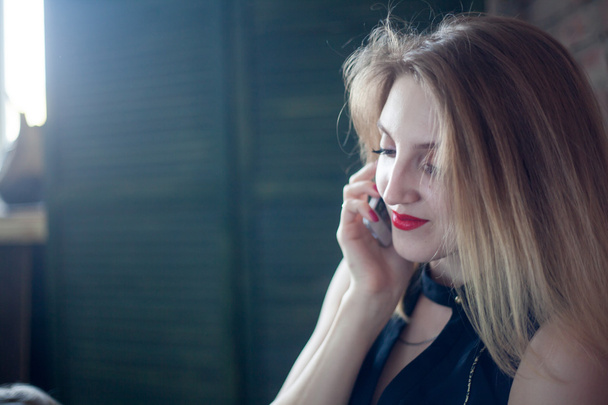 lächelnde Frau beim Telefonieren. schöne Mädchen Gesicht Porträt mit Abend - Foto, Bild