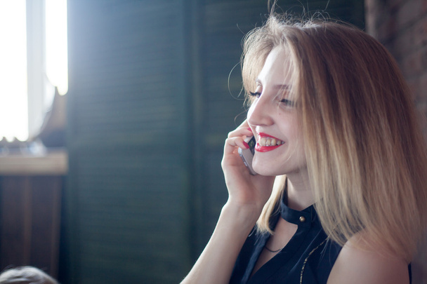 Χαμογελαστή γυναίκα μιλάμε τηλέφωνο. Όμορφο κορίτσι πρόσωπο πορτρέτο με βράδυ - Φωτογραφία, εικόνα