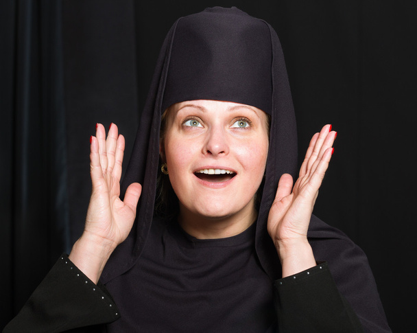 Mujer vestida de monje
. - Foto, Imagen
