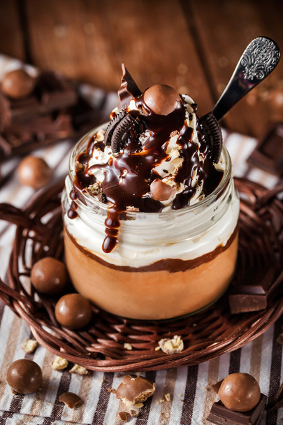 Csokoládé mousse, tejszínhabbal díszítve - Fotó, kép