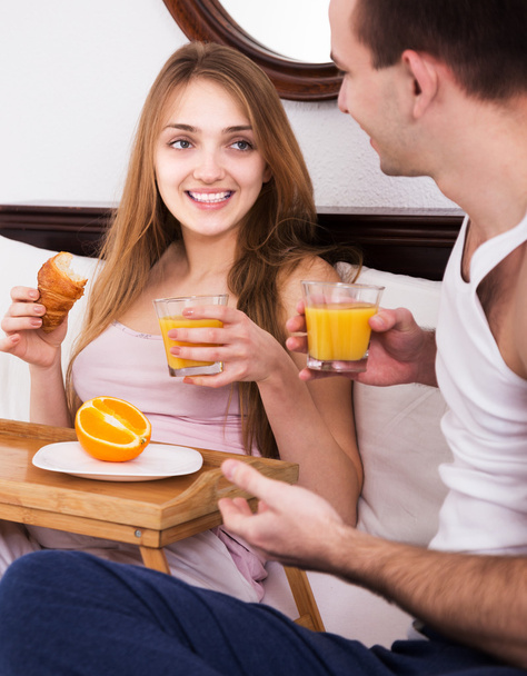 Couple having breakfast in bed - Φωτογραφία, εικόνα