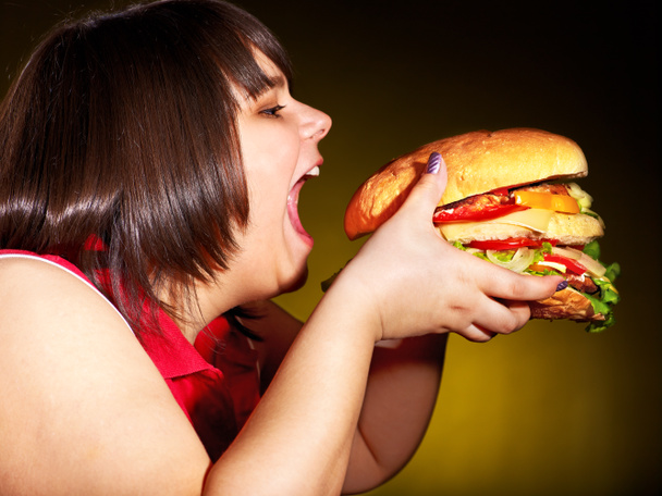 Femme affamée tenant hamburger
. - Photo, image