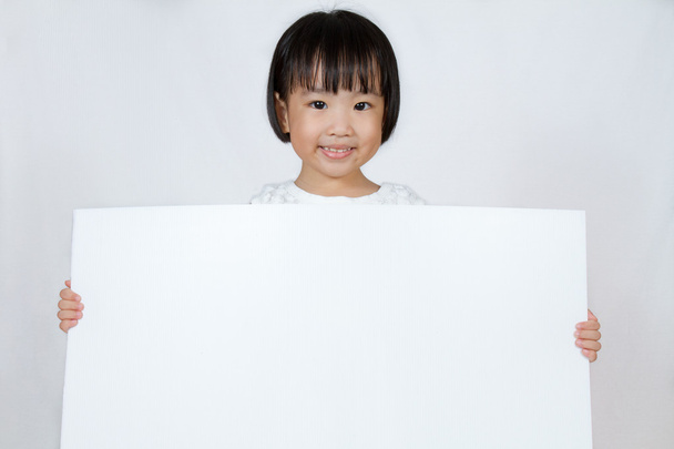 Asian Little Chinese Girl Holding a White Blank - Foto, Imagen
