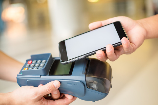 Frau benutzt Handy zum Bezahlen der Rechnung - Foto, Bild