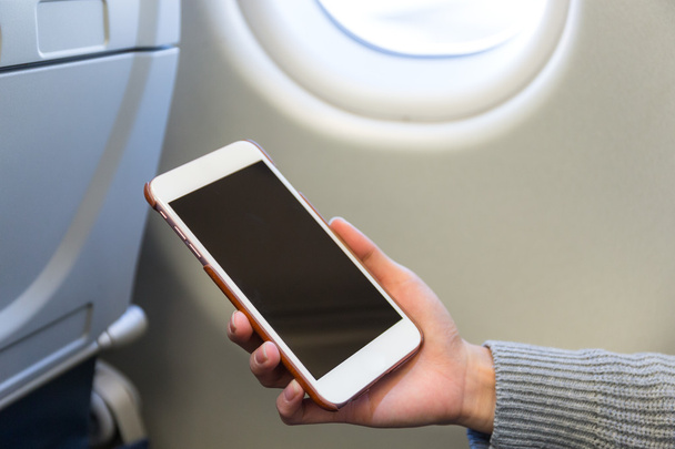 Hava uçak içinde cep telefonu kullanan kadın - Fotoğraf, Görsel