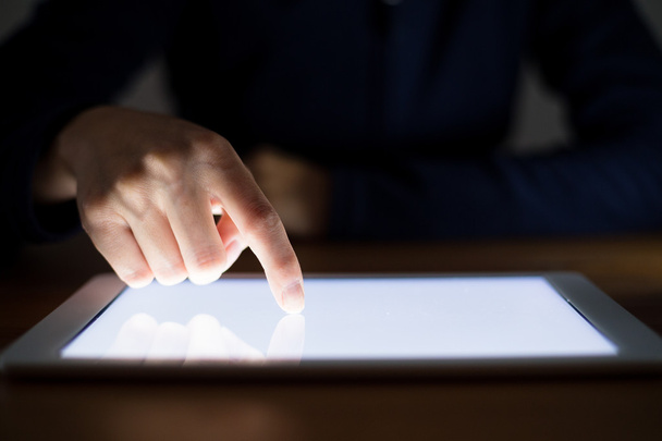Vrouw aanraken van het scherm van digitale tablet - Foto, afbeelding