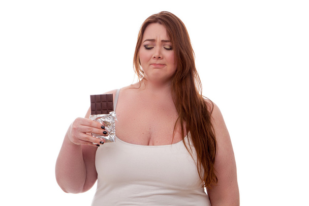 Товста жінка з шоколадом на руках ізольована на білому тлі
 - Фото, зображення