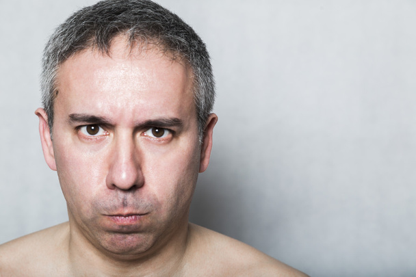 Πορτρέτο του θυμωμένος δυστυχισμένος δυσαρεστημένοι επιθετικός μεσήλικας άντρας - Φωτογραφία, εικόνα