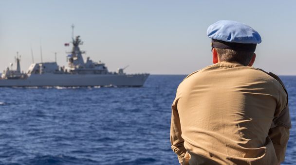 Капитан немецкого военного корабля смотрит на другой военный корабль
 - Фото, изображение