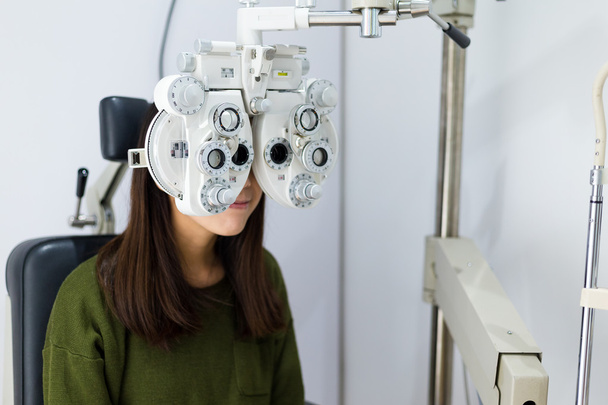 жінка робить аналіз очей у оптичній клініці
 - Фото, зображення