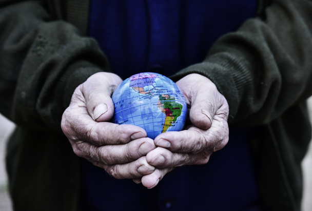 velho homem com um globo mundial em suas mãos
 - Foto, Imagem