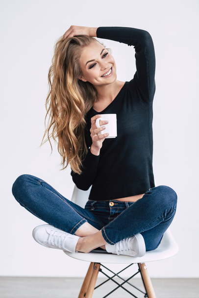 woman holding coffee cup - Foto, afbeelding
